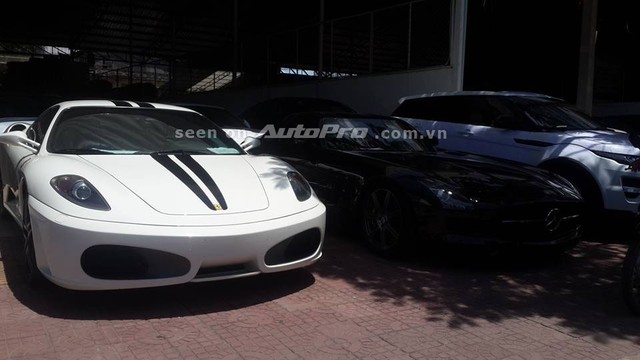 Ferrari F430 đỗ cùng Mercedes SLS trong Garage bán xe. Tại Campuchia chiếc F430 có giá 180.000 USD.