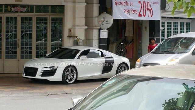 Audi R8 V8 đỗ trên lề đường.