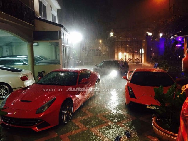Dàn siêu xe dưới cơn mưa. Ngoài cùng bên phải là siêu bò Lamborghini Gallardo.