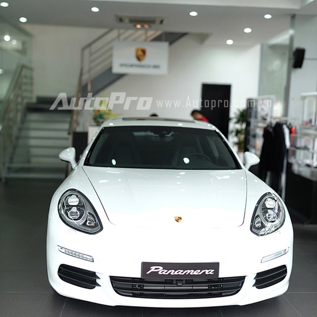 Porsche Panamera nhìn từ phía trước với đèn pha LED điều chỉnh theo hướng rẽ.