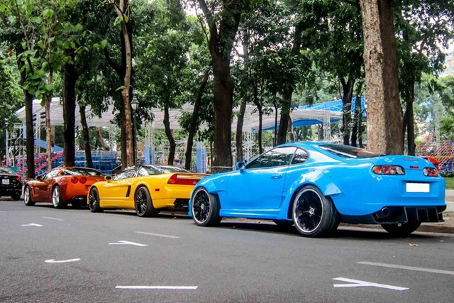 Chiếc Toyota Supra độ màu xanh dương trong buổi họp mặt với những xe độc khác tại Sài Gòn. (Ảnh: Zing.vn)
