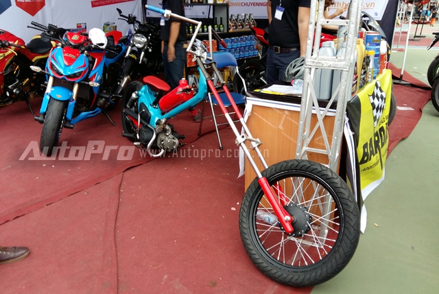 Bộ đôi Kawasaki Z1000 phong cách siêu nhân và Honda Cub ấn tượng của một người chơi xe 9X, Quận Tân Phú.