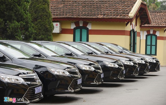 Ngoài những chiếc xe Hybrid màu trắng, 24 ôtô màu đen sang trọng cũng được bàn giao trong đợt này, để chuẩn bị phục vụ IPU 132.