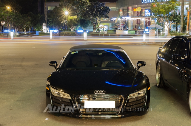 Siêu xe xuất hiện vào tối qua cũng thuộc diện độc nhất vô nhị tại Việt Nam. Trong ảnh là chiếc Audi R8 V10 Spyder 2014 duy nhất tại Việt Nam.