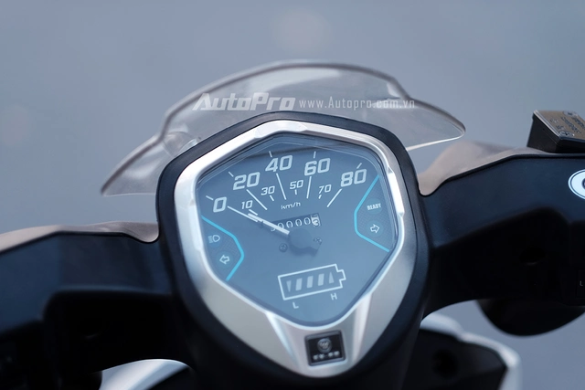 Mặt đồng hồ của Honda Prinz hiển thị thông tin tốc độ và dung lượng pin.