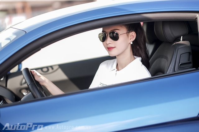 Hoa hậu Thu Thảo ngồi sau vô lăng Audi R8 V10.