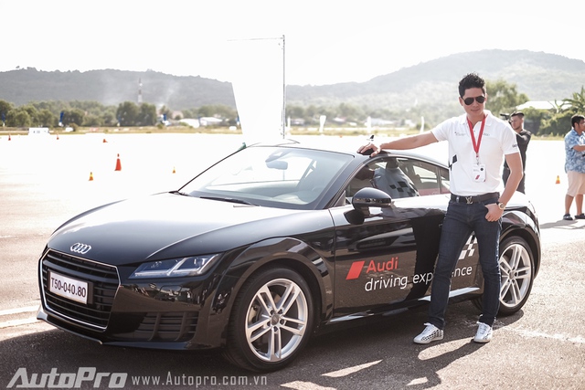 Nam diễn viên Bình Minh bên chiếc xe Audi TT mới.