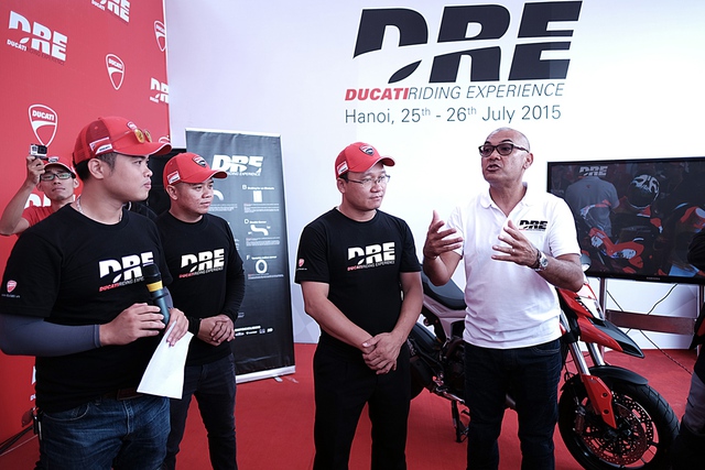 Chuyên gia tập huấn của Ducati đang hướng dẫn các học viên kỹ năng lái xa.