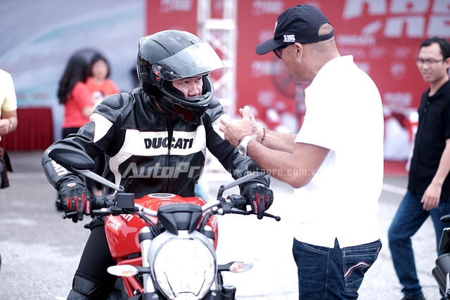 Chuyên gia của Ducati vẫn tỉ mỉ hướng dẫn những lý thuyết cơ bản trước khi vào bài thực hành.