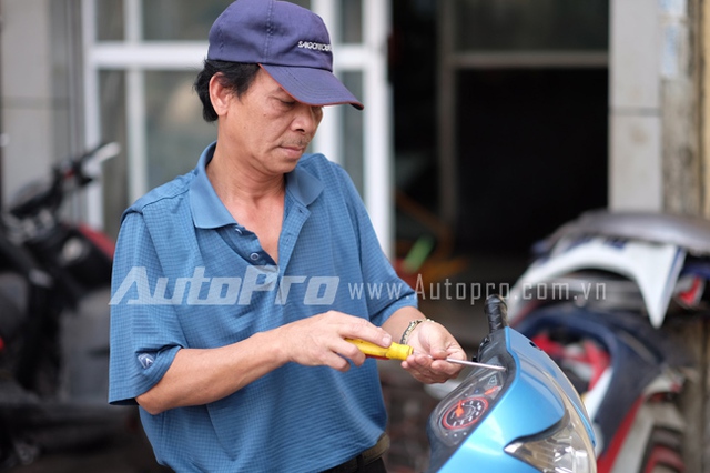 Ch&uacute; Thạch chuẩn bị th&aacute;o phần đầu nhựa của đầu xe để h&agrave;n lại.