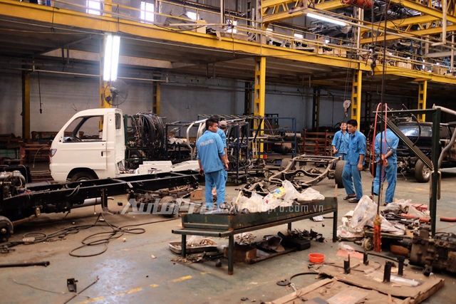Nhóm thợ lâu năm vẫn tiếp tục bám trụ sản xuất xe tải truyền thống của Vinaxuki.