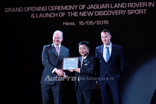 Đại diện tập đoàn New City nhận chứng nhận đại lý chính hãng của Jaguar Land Rover.