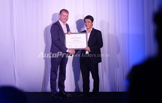 Ông Michael Behrens trao giấy chứng nhận tiêu chuẩn mới của AnDu Autohaus cho ông Phan Mạnh Hà - Tổng giám đốc AnDu Autohaus.