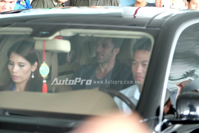 Sau khi ký tặng fan và giao lưu nhanh với người hâm mộ, Del Piero đã vào xe để di chuyển về khách sạn.