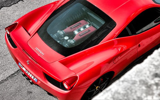 Khối động cơ hoàn mỹ giúp làm nên vẻ đẹp của siêu xe Ferrari 458 Italia.