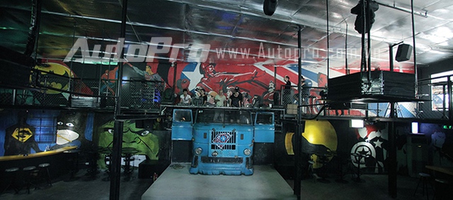 Đầu chiếc xe tải IFA cũ kỹ được tận dụng làm bàn DJ tại HERO bar.