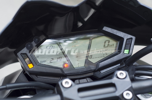 Đồng hồ báo tua máy đặt giữa; bên phải là tốc độ và nhiên liệu; bên trái báo nhiệt độ động cơ máy, giờ và ODO