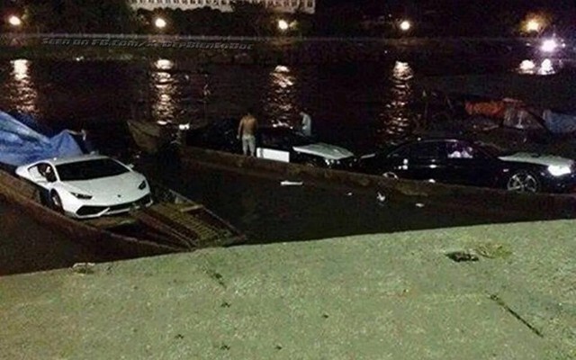 Lamborghini Huracan sang sông bằng đò.