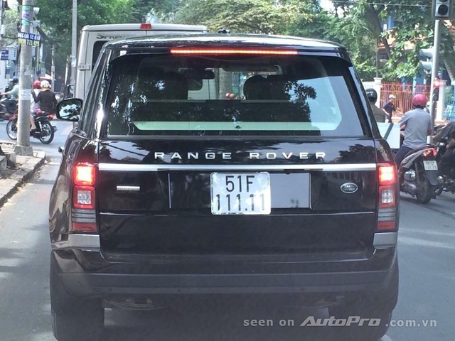 Một chiếc xe Range Rover mang biển số ngũ quý 1 chạy trên đường phố Sài Gòn.