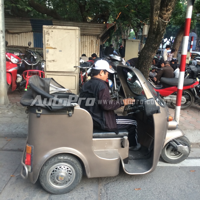 Chiếc Vespa Ape tự chế hỏ hơn với chỉ một chỗ ngồi cho người lái.