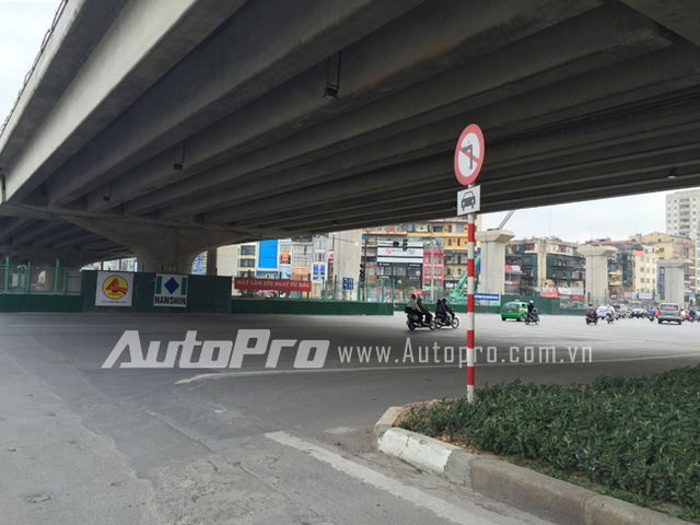 Vị trí đặt biển báo cấm ôtô rẽ trái.