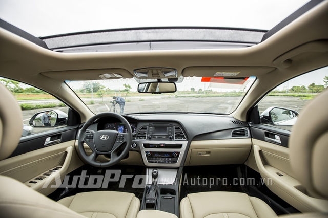 Nội thất bên trong của Hyundai Sonata 2015 với cửa sổ panorama là điểm nhấn khá ấn tượng.