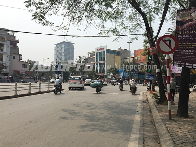 Biển cấm rẽ trái cắm trên tuyến đường Cát Linh không cho phép lái xe rẽ về phía đường Hào Nam.