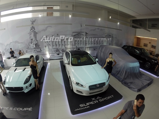Jaguar Land Rover chính thức khai trương showroom lớn nhất Đông Nam Á của mình tại Hà Nội.