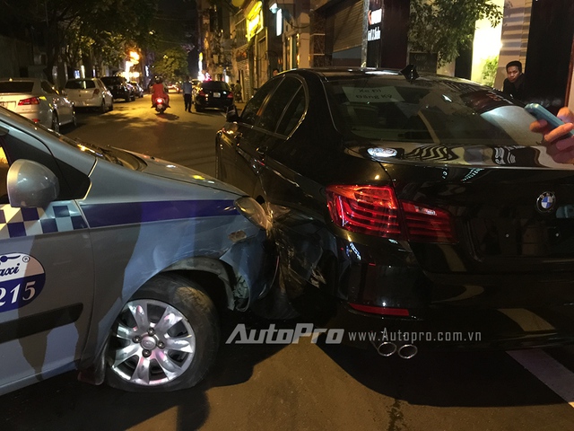Lốp bên phải của chiếc xe taxi bất ngờ bị nổ lốp khiến chiếc xe mất lái lao vào BMW 520i.
