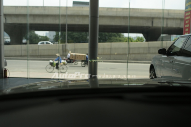 Màn hình HUD hiển thị trên kính lái của xe.