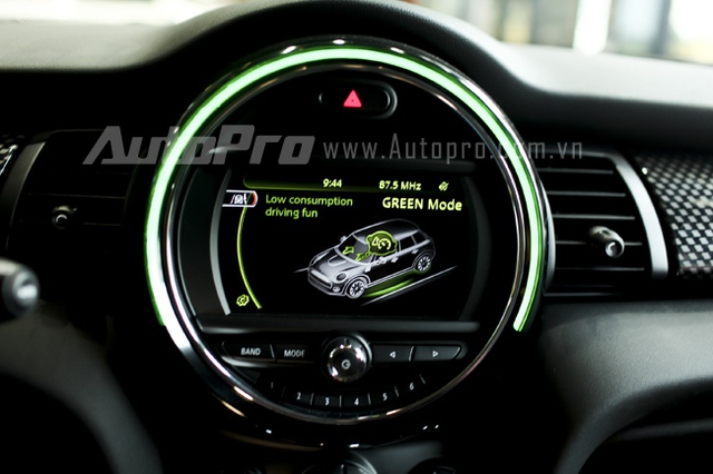 Với chế độ Green, đèn viền của bảng điều khiển sẽ chuyển sang màu xanh. Chế độ này cho phép xe chạy tiết kiệm nhiên liệu hơn.