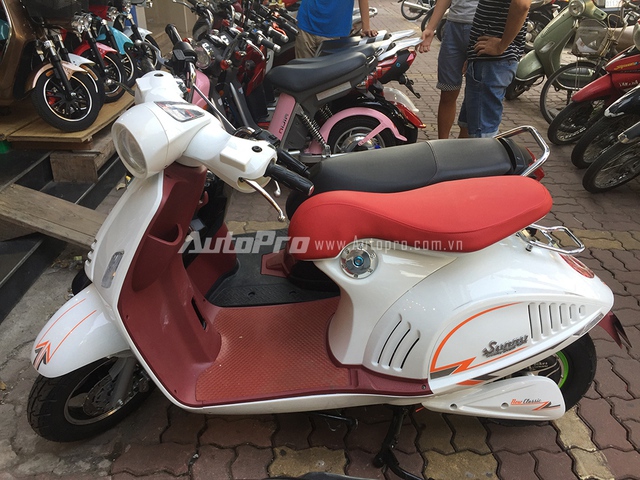 Siêu phẩm Vespa 946 cũng bị xe điện nhái trắng trợn kiểu dáng thiết kế tương lai.