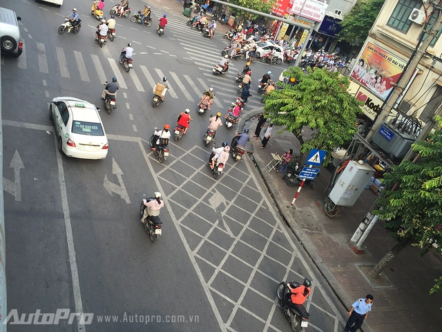 Chú ý chuyển làn sớm để không mắc lỗi Không chấp hành hiệu lệnh, chỉ dẫn của biển báo hiệu vạch kẻ đường.