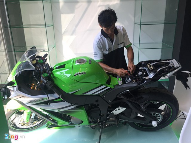 Kawasaki Ninja ZX-10R bản kỷ niệm 30 năm tại showroom của Kawasaki  (Ảnh: Zing News)