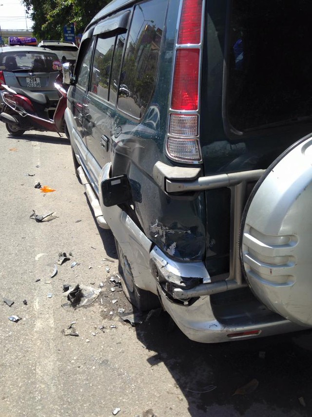 Chiếc xe Mitsubishi Jolie bị móp đuôi, nổ lốp và vênh nắp bình xăng.