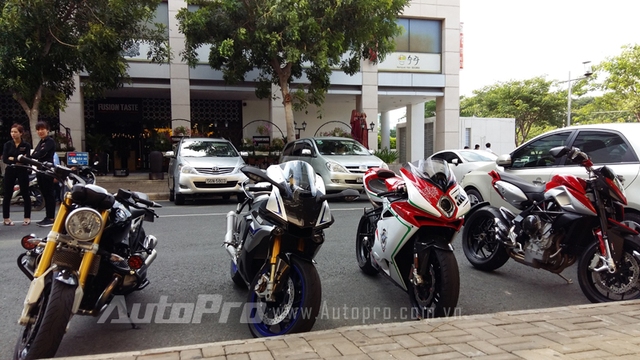 Từ trái sang BMW R nine T, Yamaha R1M 2015, MV Agusta F4, MV Agusta Rivale 800.