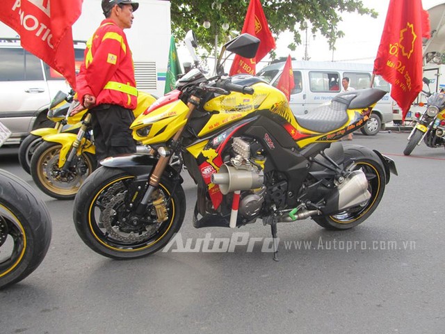 Kawasaki Z1000 nổi bật dàn áo màu vàng cùng bản đồ Việt Nam.