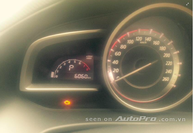 Đèn báo check engine trên bảng đồng hồ trung tâm mang ý nghĩa chiếc xe đang có vấn đề gì đó, hãy mang đi kiểm tra.