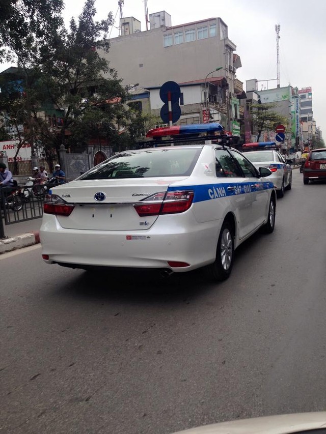 Toyota Camry 2015 trắng chưa đeo biển, với đầy đủ logo, đèn hiệu của Cảnh sát giao thông. (Ảnh: Huy Anh Lai)
