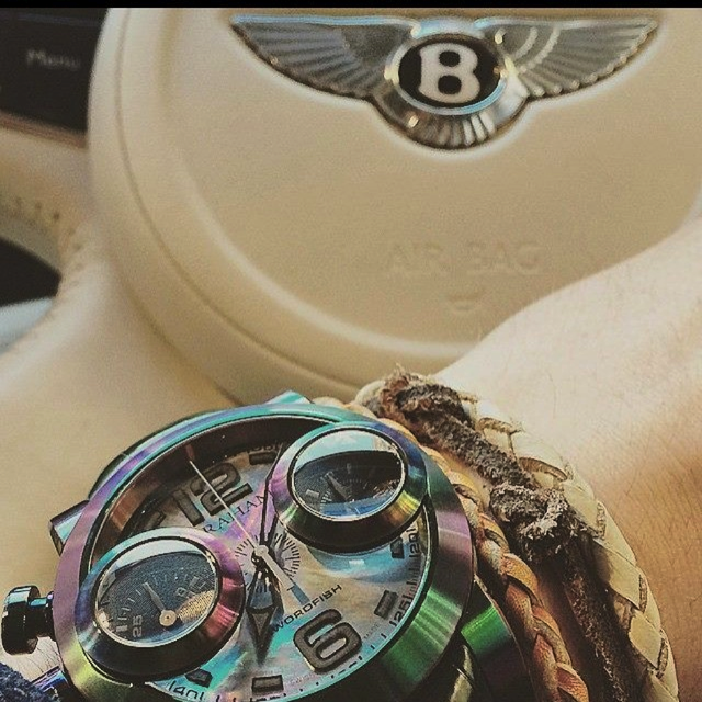 “ Tắc kè hoa” Graham nổi bần bật trên nền trắng của vô lăng siêu xe Bentley. Mẫu đồng hồ Swordfish Booster với cái tên Iris ( cầu vồng) đôc đáo, vỏ đồng hồ được phủ nhiều lớp óng ánh khác nhau bên ngoài vỏ thép gây hiệu ứng ánh sáng lạ mắt. Theo Frost of London, thiết kế này có giá vào khoảng 17,500 USD.