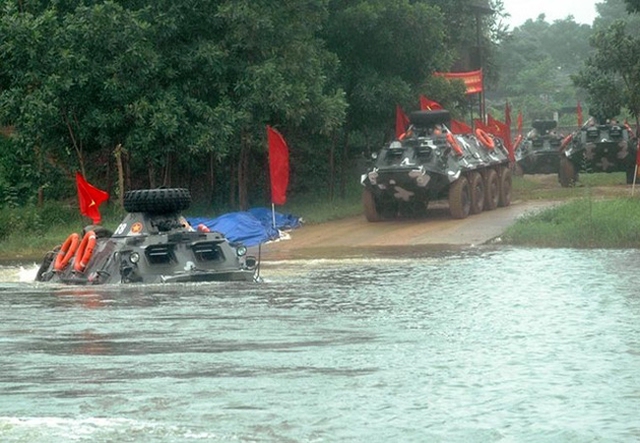 BTR-60 được trang bị 2 động cơ GAZ-40P có công suất tổng cộng 180 mã lực giúp xe đạt tốc độ tối đa 80km/h trên đường nhựa và dự trữ hành trình 600km.