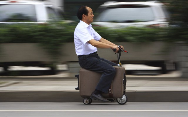 Ông He Liang đã bỏ ra 10 năm để có thể phát minh ra một chiếc xe chạy điện tận dụng từ...vali cũ, có gắn motor và có thể đạt được vận tốc khoảng 9 km/h. Chiếc vali này có thể chạy được khoảng 48 đến 64 km cho 1 lần sạc.