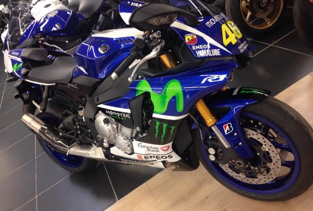 Yamaha R1 2015 với màu sơn xe đua M1 bị bắt gặp trong một Showroom kinh doanh môtô tại Pháp.