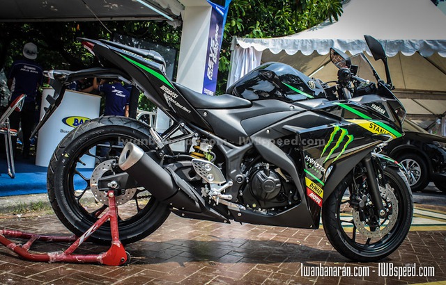 Yamaha R25 với tem Monster Yamaha Tech3