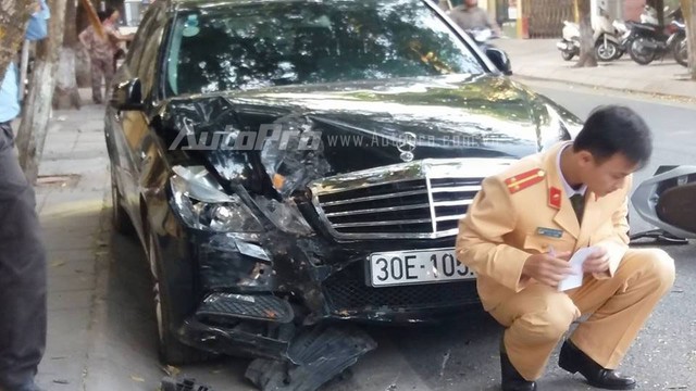 Hà Nội: Mercedes-Benz E250 gây tai nạn liên hoàn, 4 người nhập viện - Ảnh 7.