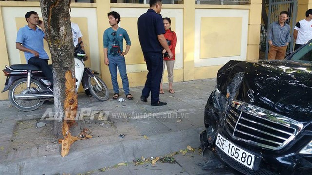 Hà Nội: Mercedes-Benz E250 gây tai nạn liên hoàn, 4 người nhập viện - Ảnh 8.