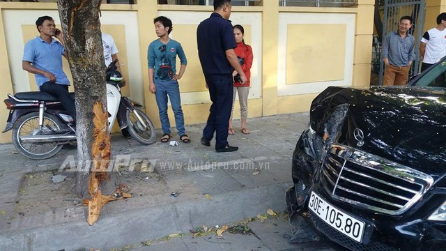 Hà Nội: Mercedes-Benz E250 gây tai nạn liên hoàn, 4 người nhập viện - Ảnh 8. Hà Nội: Mercedes-Benz E250 gây tai nạn liên hoàn, 4 người nhập viện - Ảnh 8.