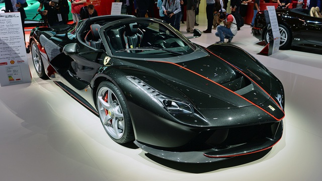 Như thông tin đã đưa, triển lãm Paris năm nay chính là sự kiện ra mắt lần đầu tiên của siêu xe Ferrari LaFerrari mui trần có tên Aperta chứ không phải Spider như tin đồn từ trước. Theo hãng Ferrari, chỉ có đúng 209 chiếc Ferrari LaFerrari Aperta được xuất xưởng. Con số này khá khiêm tốn so với mức 499 chiếc ra lò của Ferrari LaFerrari Coupe.