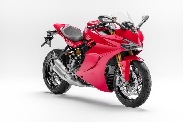 
Trong khi đó, Ducati SuperSport S 2017 được trang bị phuộc TiN 48 mm tùy chỉnh hoàn toàn và giảm xóc Ohlins.
