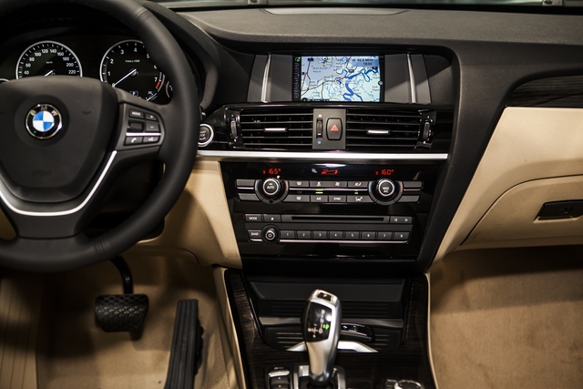 
BMW X3 sở màn hình trung tâm 6,5” nay được thiết kế nổi bật hơn với 2 đường viền Crôm cách điệu, bố trí hướng về người lái một góc 7 độ, giúp quan sát dễ dàng và thuận tiện. Xe còn được sở hữu hệ thống định vị chuyên biệt BMW System Business, tích hợp bản đồ Việt Nam. Công nghệ dành riêng cho khách hàng trong nước.
